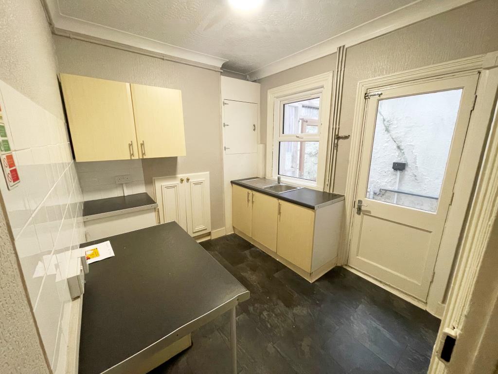 Lot: 11 - WELL PRESENTED THREE-BEDROOM HOUSE - Kitchen with access to garden